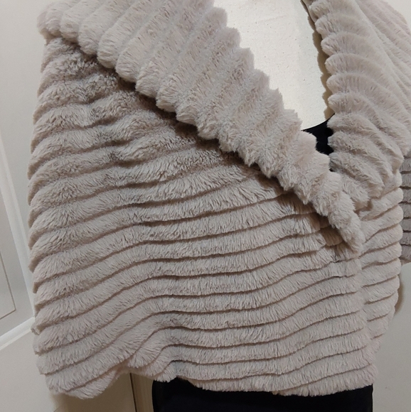 🌺 Like New Park & Main Tan Faux Fur Stole/Wrap/Shawl/Shrug - Picture 2 of 12